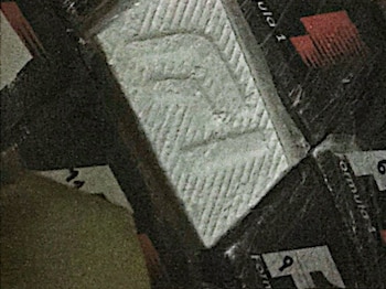 El bajorrelieve del logo de la F1 en la cocaína