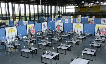 Las mesas se encuentran separadas