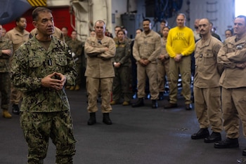El jefe del CENTCOM, Brad Cooper, visitó a marineros y marines a bordo del USS Tripoli (LHA 7) en el mar Arábigo