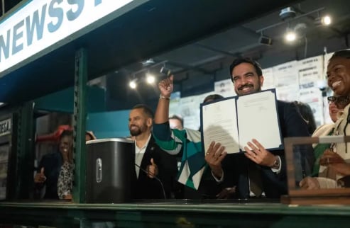 El paquete involucra a agencias de Salud, Transporte, Bomberos, Edificios y Saneamiento, señaladas por los empresarios por los trámites extensos y las sanciones elevadas (NYC Mayoral Office)
