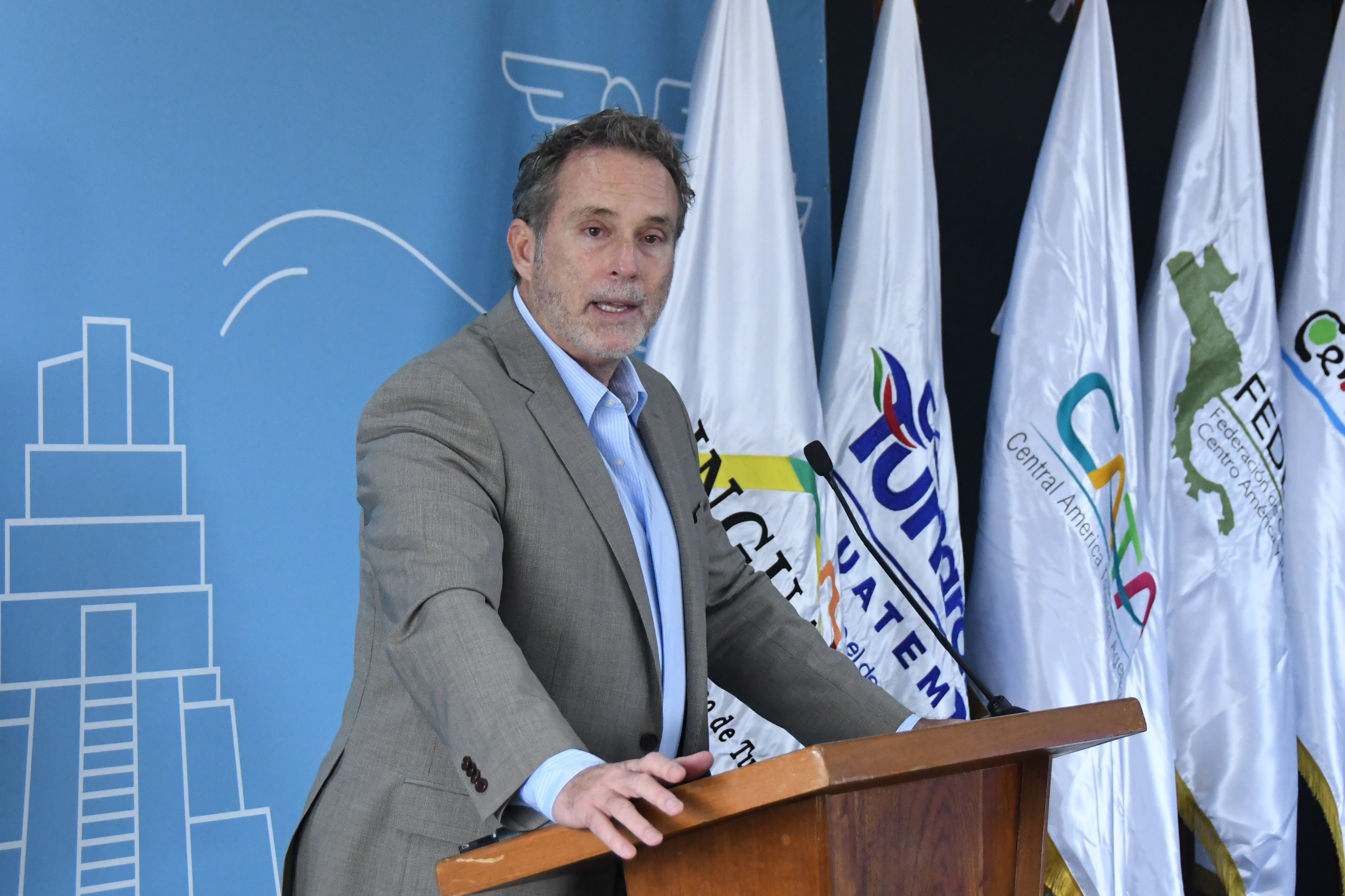El director del INGUAT, Harris Whitbeck, destacó las nuevas rutas aéreas que conectan a Guatemala con Punta Cana y El Salvador. (EFE/Alex Cruz)