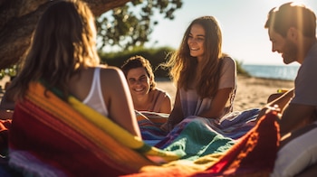 Imagen de un picnic al aire libre con familia y amigos disfrutando de un día soleado, fortaleciendo vínculos y compartiendo momentos especiales. (Imagen ilustrativa Infobae)