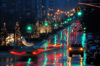 Una avenida de Manhattan iluminada