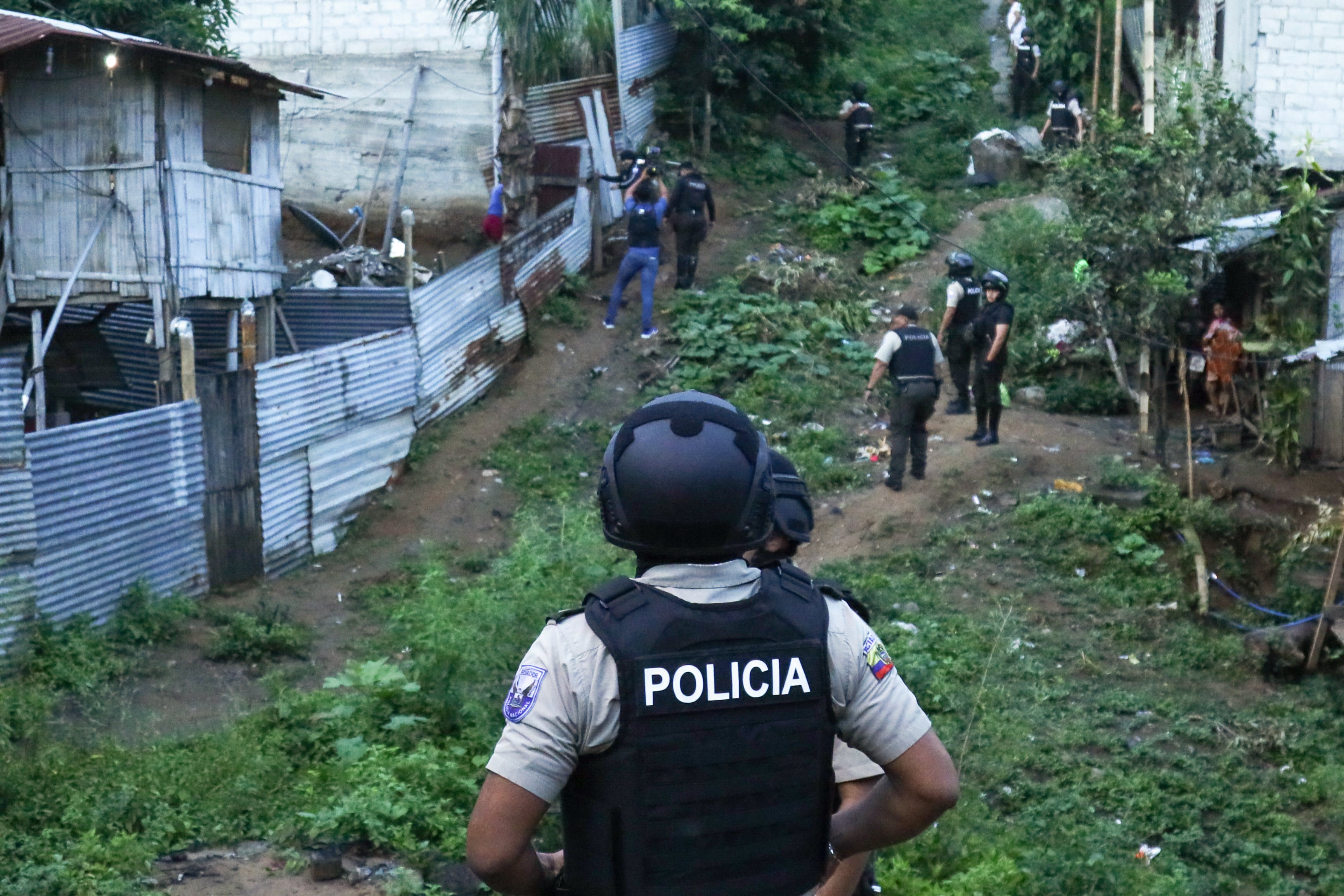 Policías realizan una operación de búsqueda de armas y/o drogas en Ecuador (AP Foto AP/César Muñoz/Archivo)