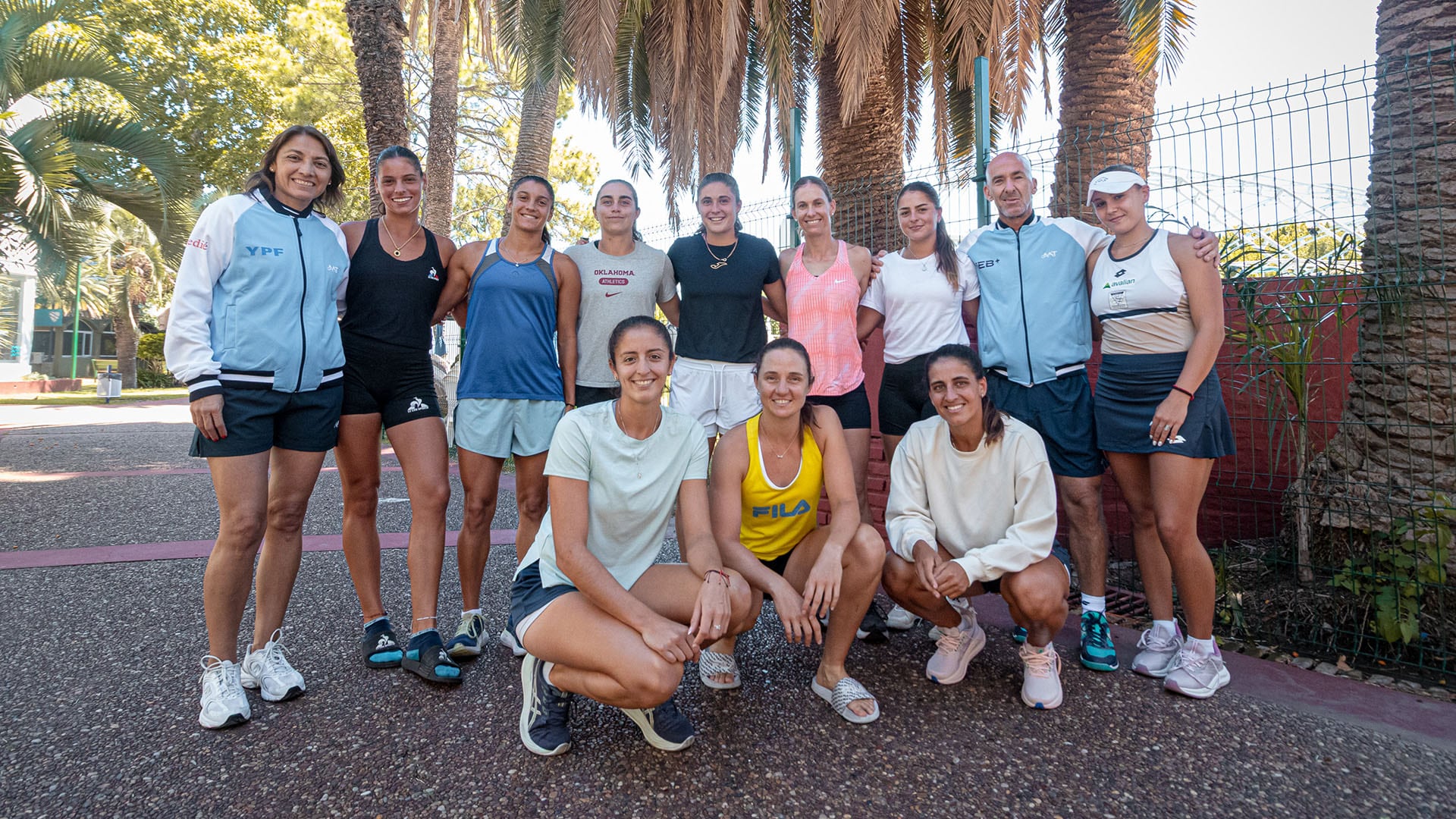 Paola Suárez, junto a las jugadoras Nadia Podoroska, Julia Riera, Lourdes Carlé, Jazmín Ortenzi, Berta Bonardi, Florencia Urrutia, Justina González Daniele, Carla Markus, Luciana Moyano y Sol Larraya Guidi, durante su presentación oficial como capitana del equipo argentino de Billie Jean King Cup (Crédito: Prensa AAT)