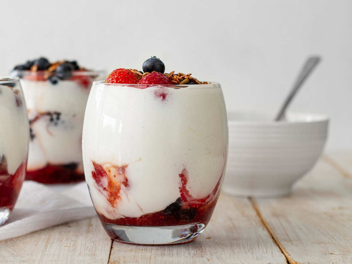 Receta de copas de frutas con queso crema, rápida y fácil