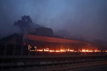 Los incendios en California llegaron hasta la Getty Villa, museo con una de las colecciones más importantes de arte griego y romano, evidenciando la exposición del patrimonio (REUTERS/Mike Blake)
