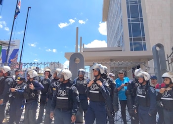 La Fuerza Pública resguardó las instalaciones de las oficinas centrales de la CCSS, ubicadas en el centro de la capital. Cortesía: Undeca