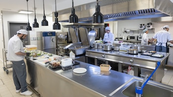 El interior de las cocinas de la Clínica Universidad de Navarra