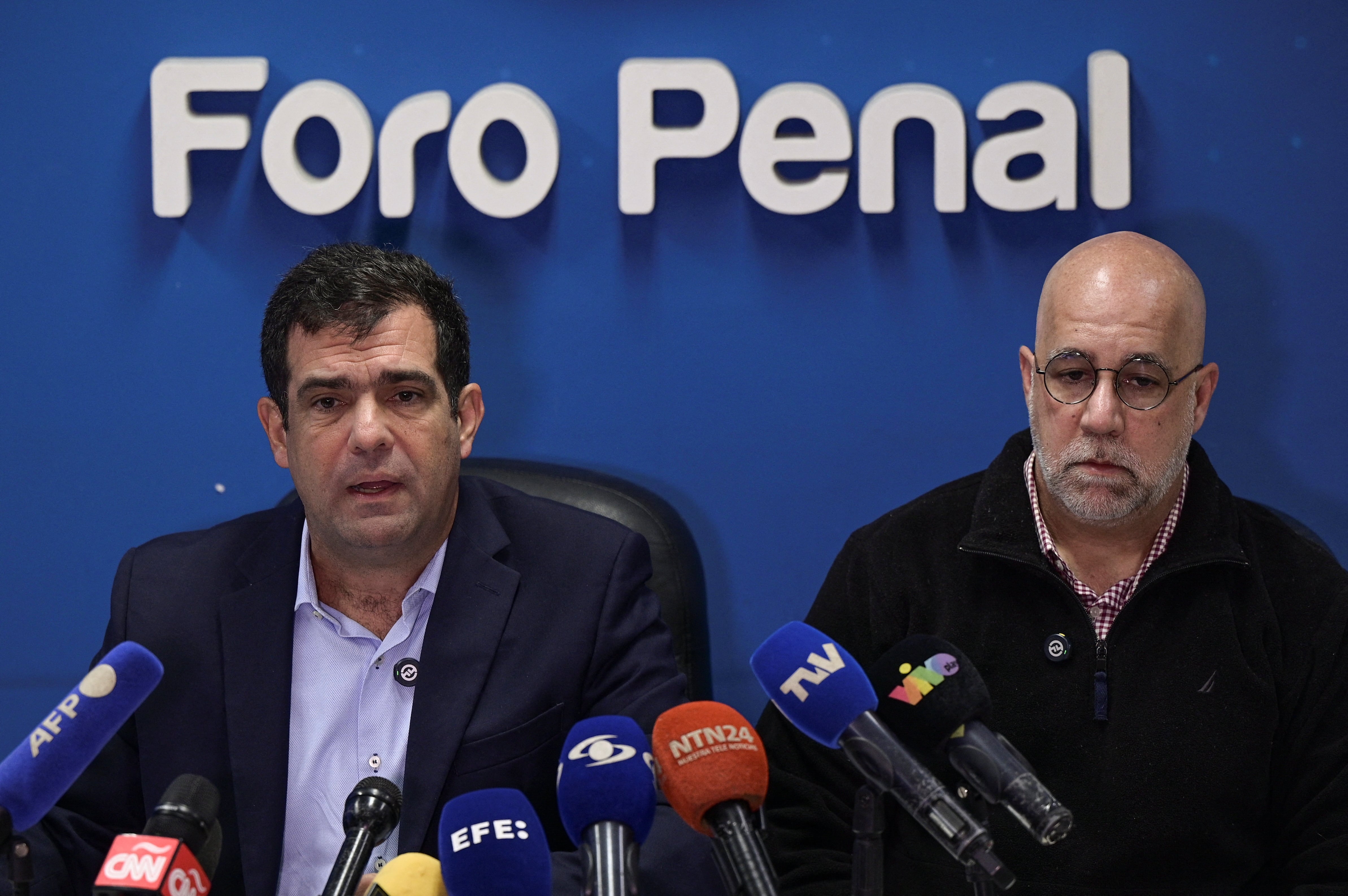 Alfredo Romero y Gonzalo Himiob, directores de la ONG de derechos humanos Foro Penal (REUTERS/Gaby Oraa)