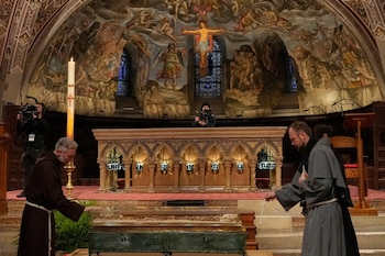 Varios frailes oran ante los