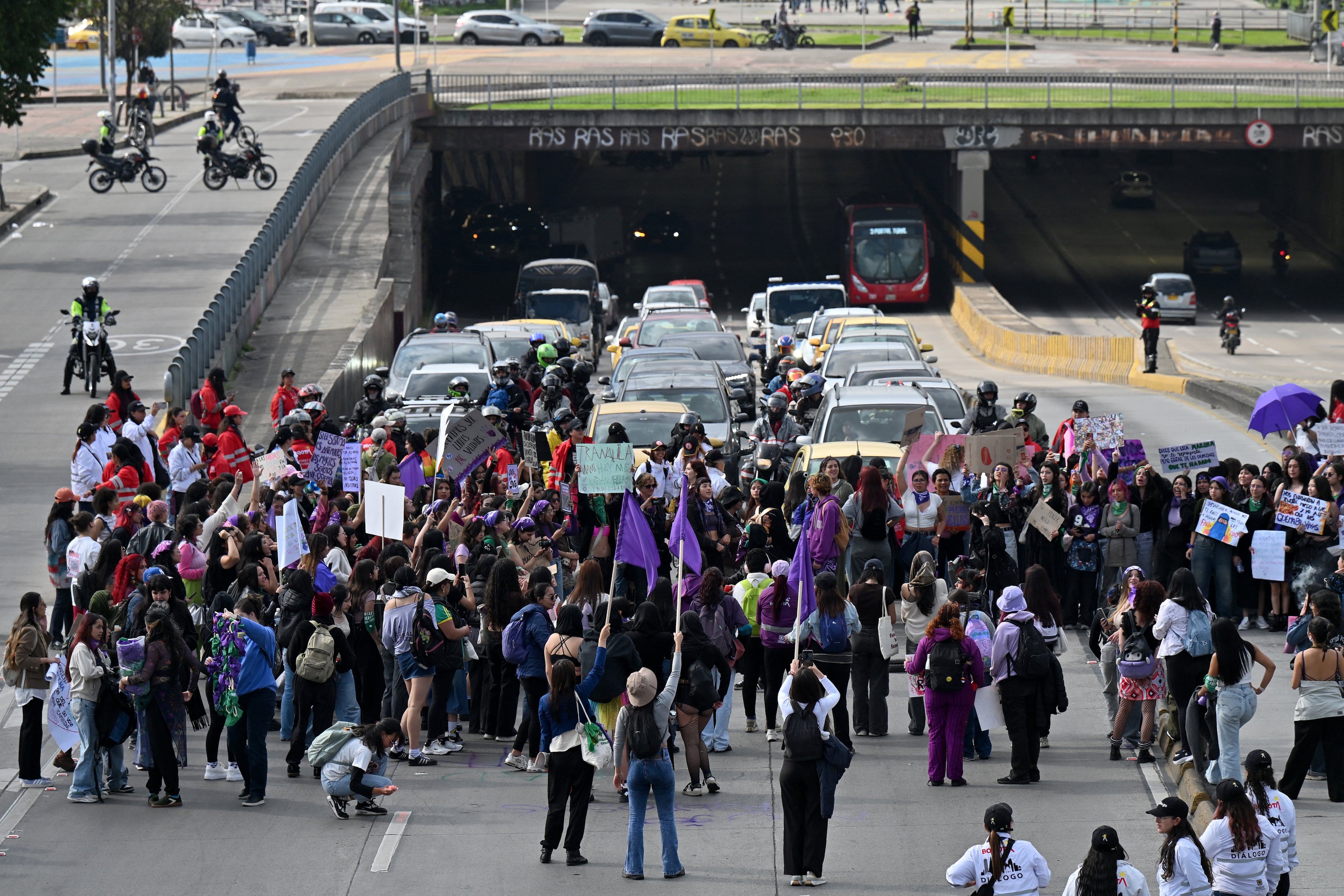 Las marchas feministas en Bogotá generan bloqueos temporales en la avenida calle 26 y afectan estaciones de TransMilenio - crédito AFP