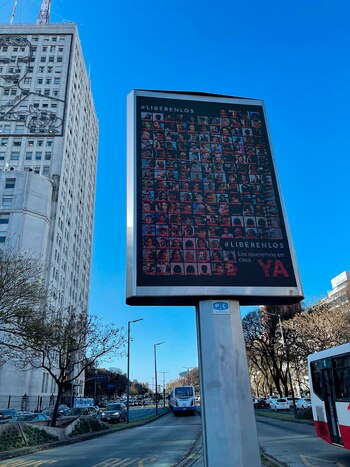 Uno de los carteles que