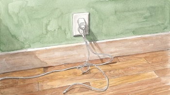 Ilustración de una toma de corriente en una pared verde con enchufes y un cable de cargador tendido sobre un suelo de madera.
