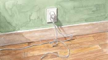 ¿Desenchufar el cargador reduce la factura de electricidad? Lo que recomiendan los especialistas