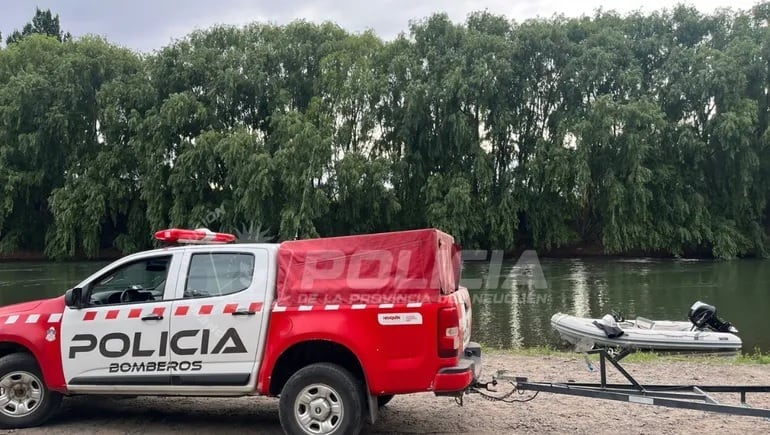 Bomberos y policías recorren zonas de peligrosidad en el río Neuquén, una región marcada por pozones y corrientes variables