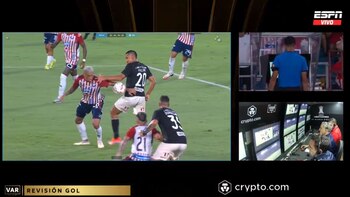 El árbitro revisó la jugada