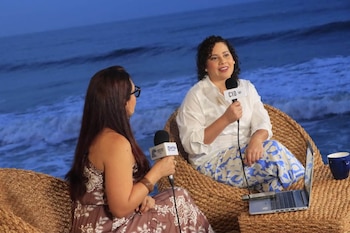 Entrevista a la presidenta del Instituto Salvadoreño de Turismo durante la transmisión especial desde Punta Roca, en el marco del Surf City El Salvador Pro 2026 (Cortesía Entrevista AM).