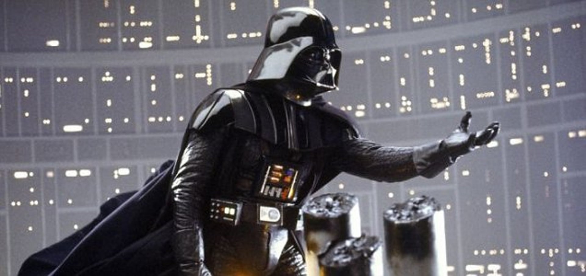 Darth Vader concreta su redención en El regreso del Jedi al salvar la vida de Luke Skywalker frente al emperador