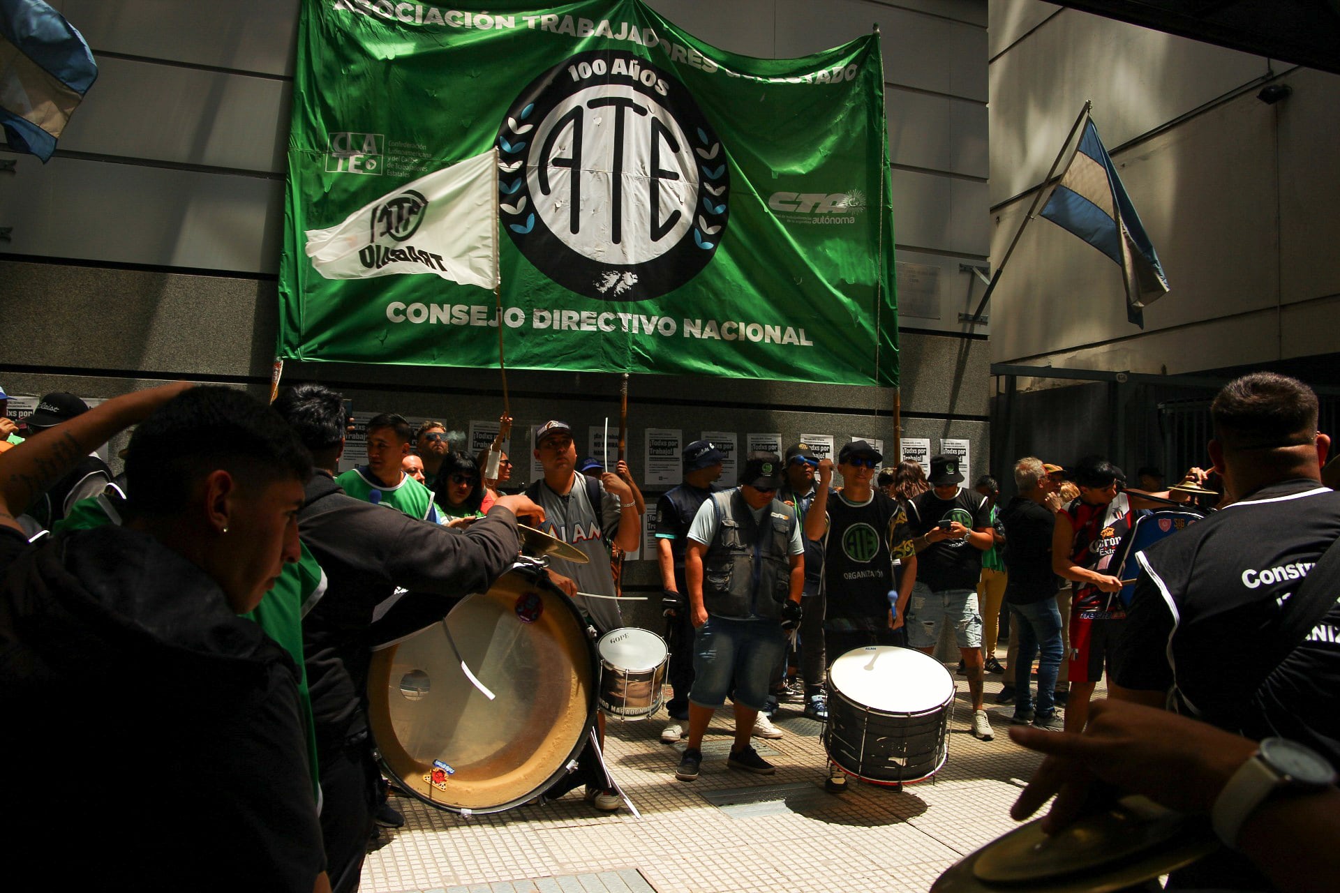 Banderas y bombos frente al Ministerio de Trabajo