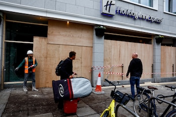 Un trabajador gesticula mientras la