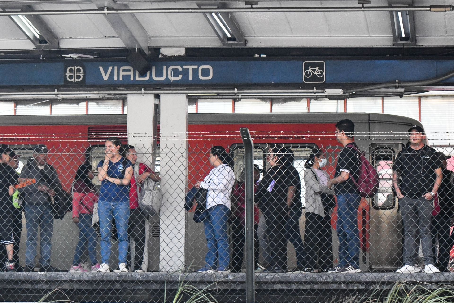 Mientras dure el cierre parcial, los trenes de la Línea 2 correrán en dos segmentos: Tasqueña-Xola y Pino Suárez-Cuatro Caminos. El tramo intermedio entre ambas estaciones será cubierto por autobuses de la Red de Transporte de Pasajeros durante toda la jornada.
FOTO: MARIO JASSO/CUARTOSCURO.COM