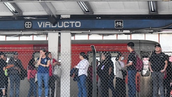 Caos y largas filas en Tlalpan obligan al Metro a abrir toda la Línea 2: así operará el servicio provisional