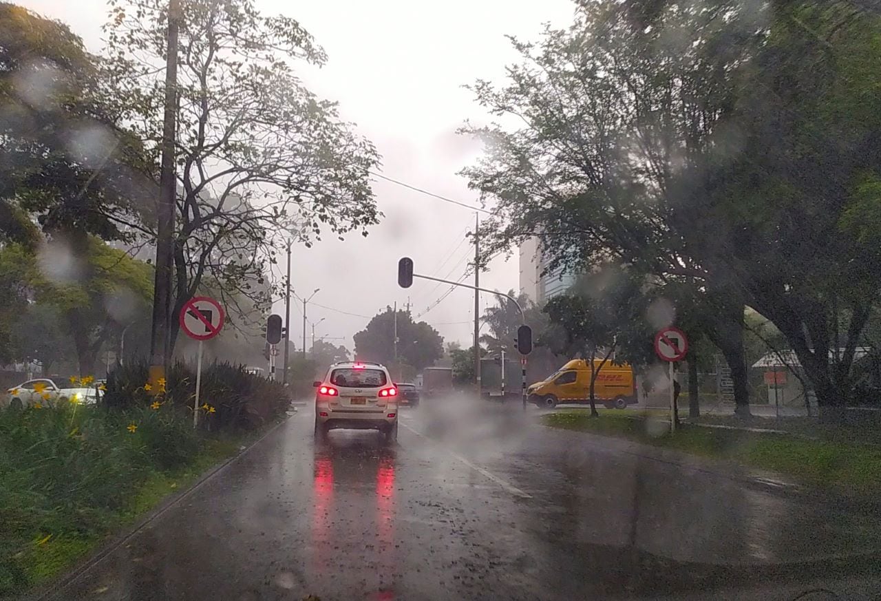 En imágenes: tormenta eléctrica afectó la movilidad en Medellín y Envigado, emergencia obligó la suspensión del servicio del Metro