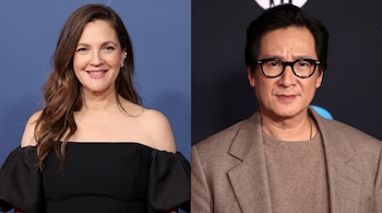 Retrato doble con Drew Barrymore con vestido negro a la izquierda y Ke Huy Quan con chaqueta marrón y gafas a la derecha.