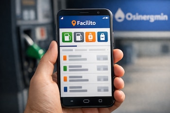 Una mano sujeta un smartphone negro. La aplicación Facilito en pantalla muestra iconos de gasolina, diésel, GNV y GLP. Al fondo, surtidor y logo Osinergmin.
