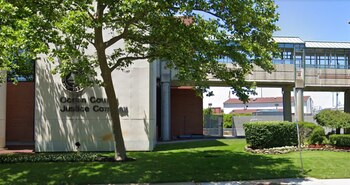 Elkins permanecerá bajo supervisión médica y judicial por decisión del tribunal.