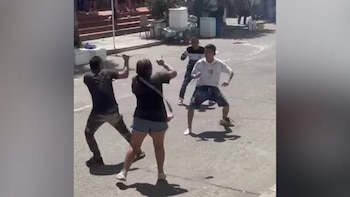 A puñal, con sillas y