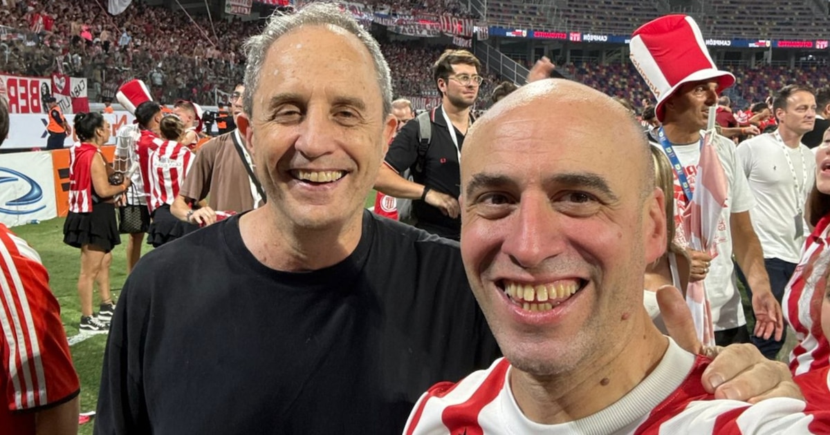 Periodistas políticos rivales se abrazan en la consagración de Estudiantes de La Plata