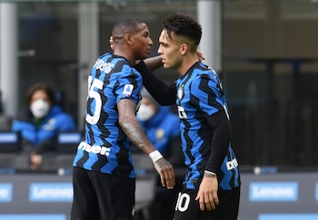 Young afirmó que la exigencia de Conte convirtió al Inter de Milán en un equipo superior en resistencia y lo llevó a ganar la Serie A a los 34 años (REUTERS/Jennifer Lorenzini)