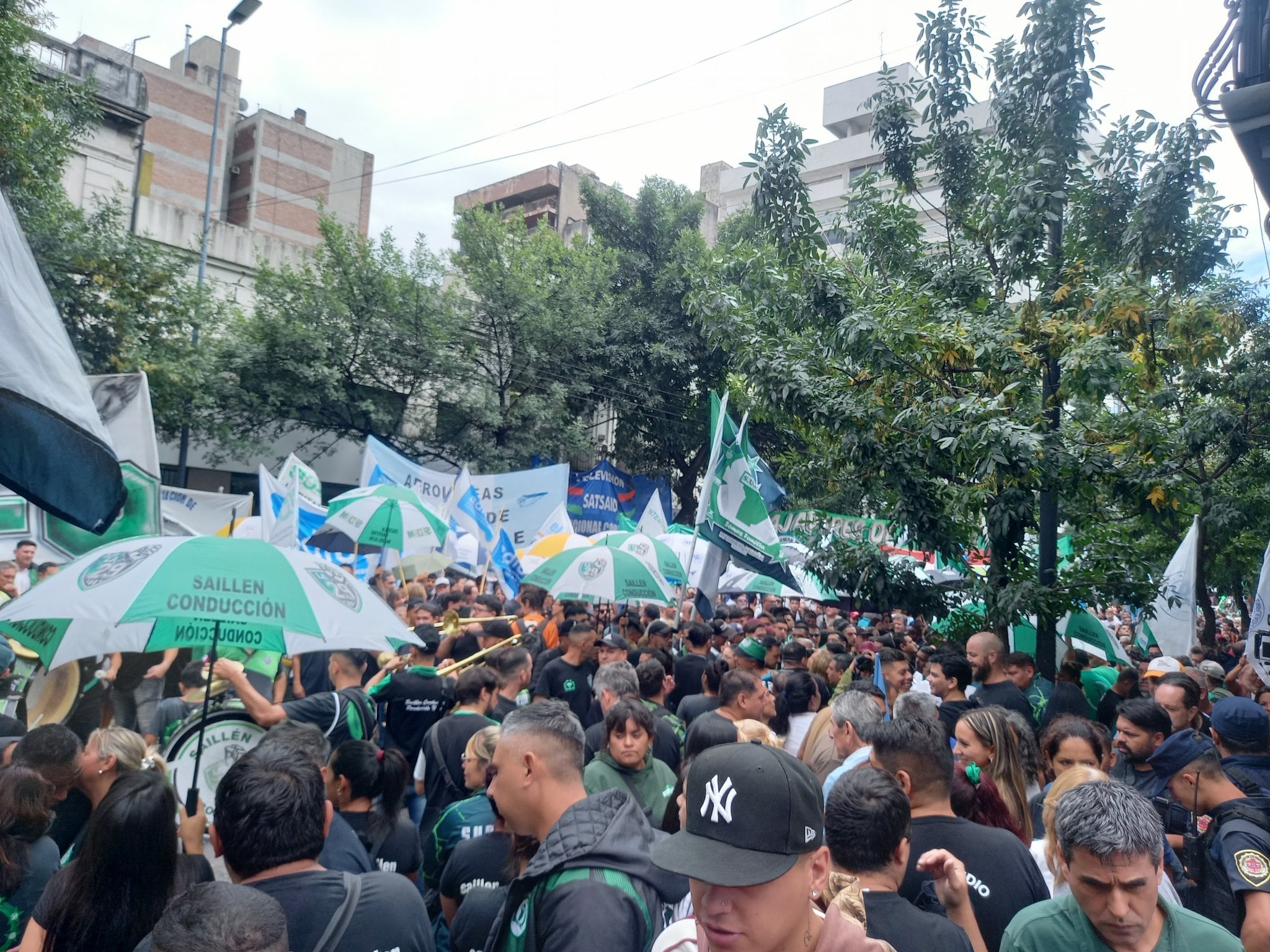 La CGT, entre otros gremios y agrupaciones, marcharon en Córdoba (@silviasalamone)
