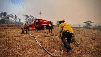 Bomberos se encuentran en el
