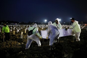 FOTO DE ARCHIVO: Trabajadores que