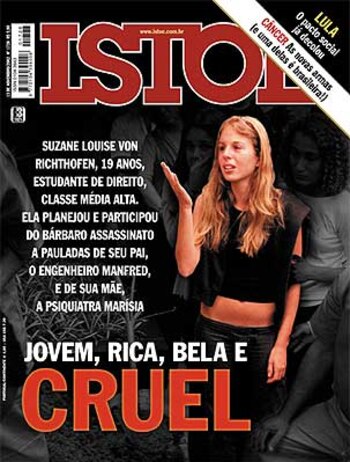 En la ceremonia del entierro de Manfred y Marísia, el anillo de su compromiso con Daniel ya estaba de vuelta en el dedo de la joven. Lloraba desencajada, rodeada de gente y cámaras, sobre la fosa en la que pondrían los cajones de sus padres. Su hermano, en cambio, seguía en un estado de total conmoción