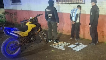 Misiones: un narcodealer evadió un control policial, amenazó con un cuchillo a los agentes y terminó detenido