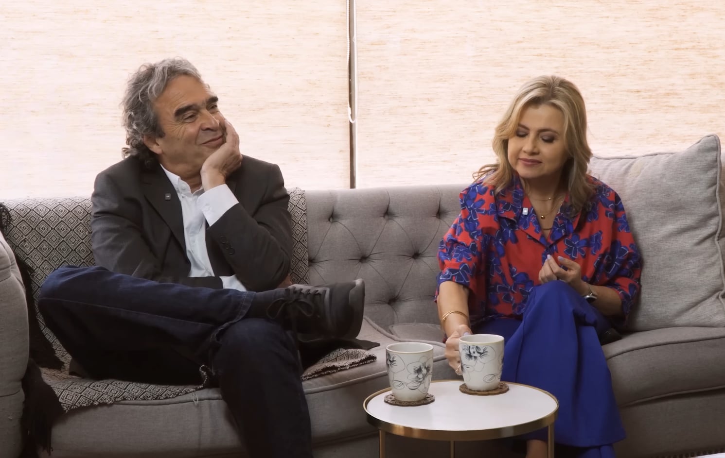 Aunque las encuestas lo sitúan en un 3% de intención de voto, Sergio Fajardo cree firmemente que aún puede crecer y sumar apoyos junto a su fórmula vicepresidencial, Edna Bonilla - crédito Desnúdate con Eva/YouTube