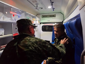 Los 13 uniformados fueron evacuados tras permanecer dos días en el área donde se accidentó el helicóptero Black Hawk. - crédito @COMANDANTE_FFMM/X