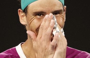 Nadal sonríe emocionado tras ganar al ruso Daniil Medvedev en la final del Abierto de Australia