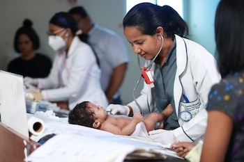 Un bebé nacido de madre haitiana recibe su primera revisión médica en un hospital local, en Santo Domingo, República Dominicana, 14 de enero de 2025. REUTERS/Erika Santelices