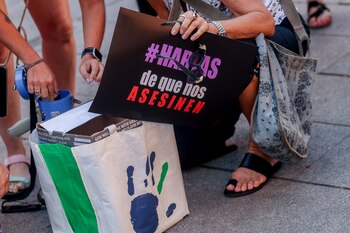 Varias personas protestan contra la