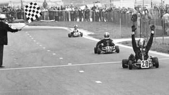 Fullerton levanta los brazos para