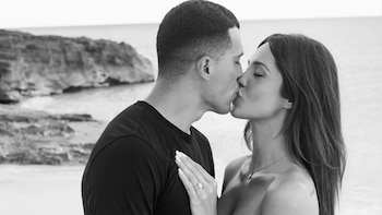 Pedro Porro se casa con María Hurtado tras dos años de relación: hinca rodilla en la playa durante sus vacaciones en las Islas Turcas y Caicos