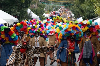 CHILPANCINGO, GUERRERO, 22DICIEMBRE2024.- Se realizó el tradicional Paseo del Pendón, que es el inicio de la Feria de San Mateo, Navidad y Año Nuevo en su edición 199, sin embargo, este se desarrollo con menor cantidad de danzas de las diferentes regiones del estado, menos cantidad de ciudadanos y algunas deficiencias. Los barrios tradicionales arribaron a las instalaciones de la feria alrededor de las 1:30 de la tarde, mientras que el demás contingente continuo pasando por las principales avenidas de Chilpancingo.
FOTO: DASSAEV TÉLLEZ ADAME/CUARTOSCURO.COM
