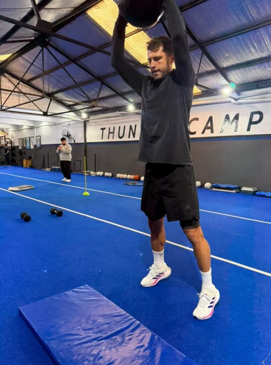 Guido Rodríguez se entrena con intensidad en un gimnasio durante sus vacaciones, levantando una pelota medicinal sobre su cabeza (Instagram)