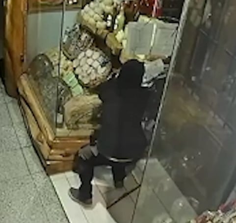 El ladrón rompió la vidriera del local sobre la calle Rivadavia y entró para llevarse comida y dinero (Infobae en Vivo)