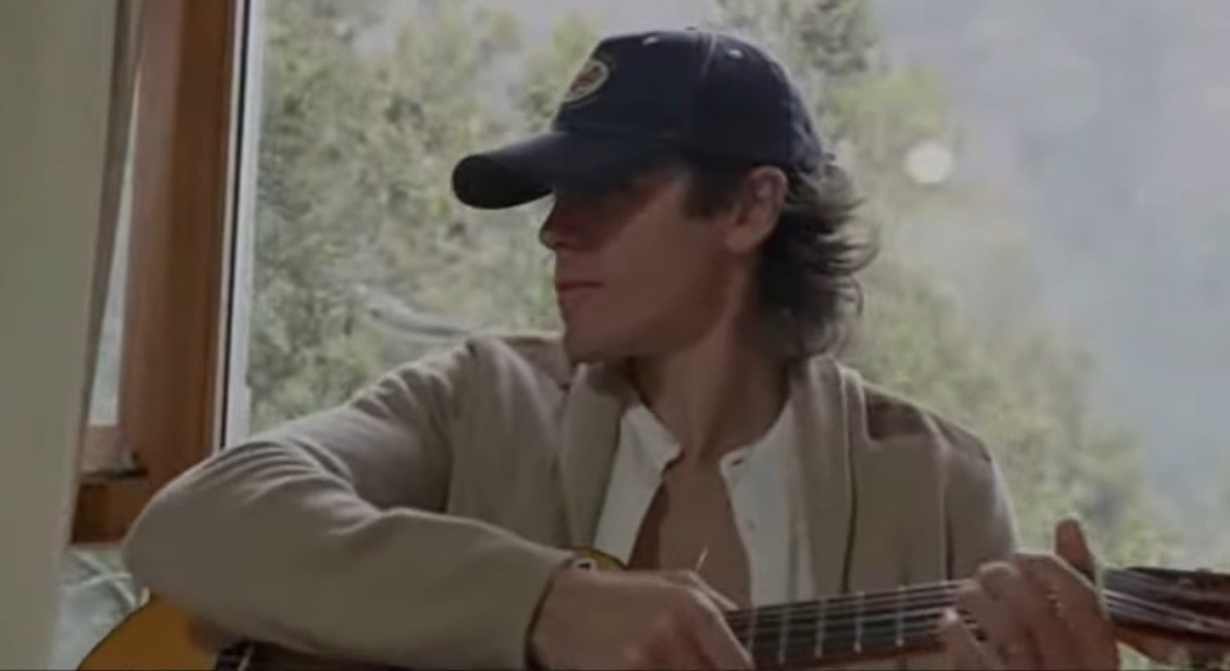 En redes sociales comparte su faceta artística, mostrando transmisiones en vivo donde canta y toca la guitarra